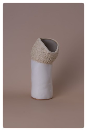 Wazon ceramiczny Ukwiał II na jasnym tle