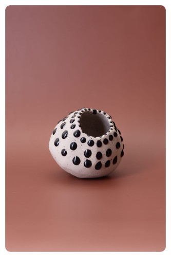 Wazon ceramiczny Ovo I na kolorowym tle
