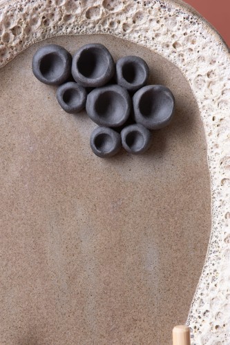 Detal dekoracyjnego elementu patery ceramicznej Loma