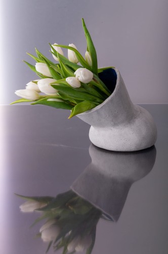 Wazon ceramiczny Rivo z białymi kwiatami