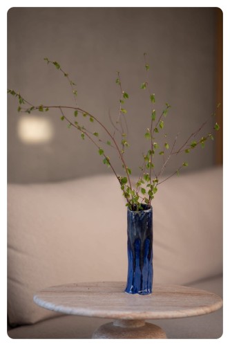 Wazon ceramiczny Flow I z gałązkami na stoliku