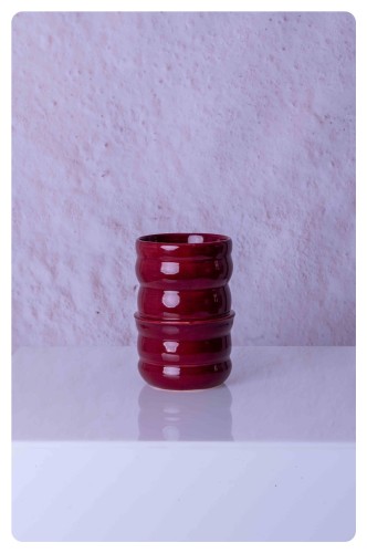 Bordowy wazon ceramiczny Mora I na jasnym tle