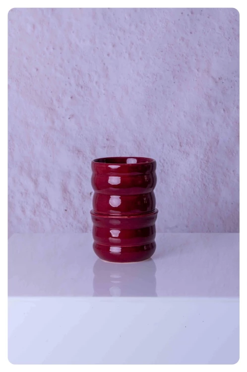 Bordowy wazon ceramiczny Mora I na jasnym tle