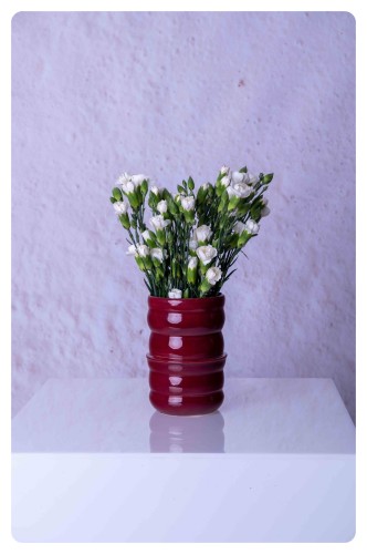 Wazon ceramiczny Mora I z bukietem białych kwiatów
