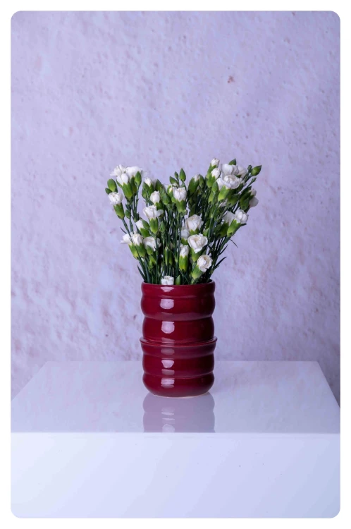 Wazon ceramiczny Mora I z bukietem białych kwiatów