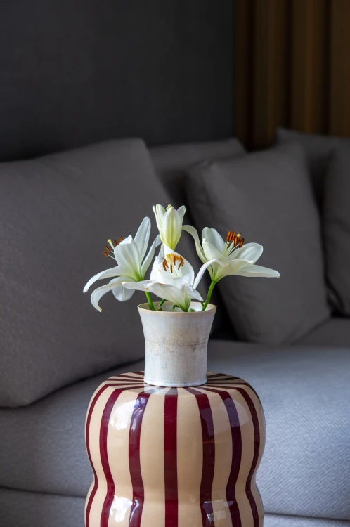 Wazon ceramiczny Lumo I z kwiatami we wnętrzu
