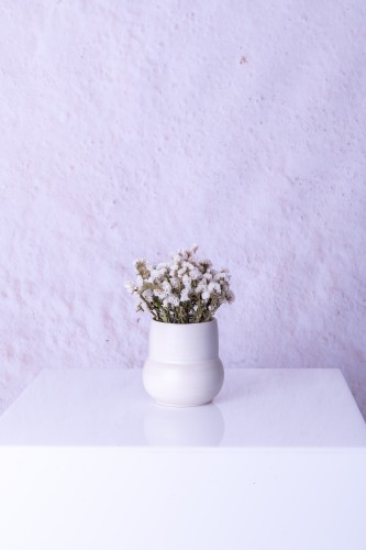 Jasny wazon ceramiczny Lumo II z suszonymi kwiatami