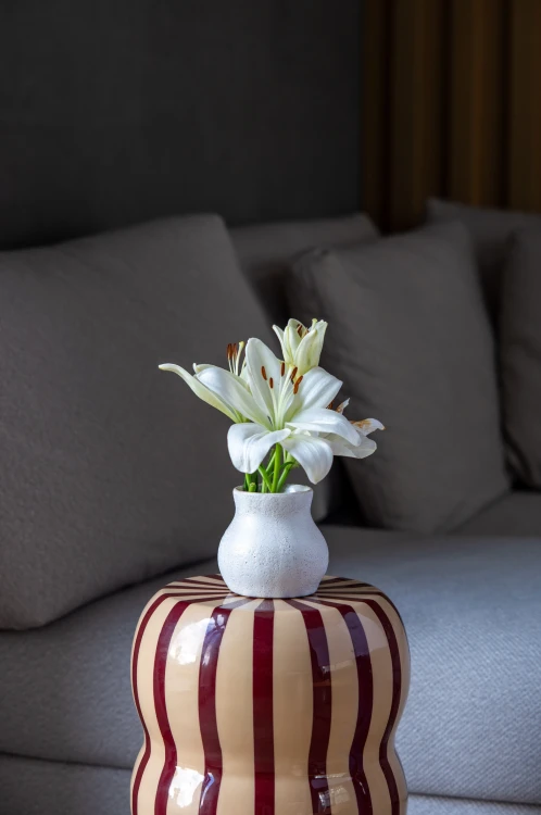 Wazon ceramiczny Lumo II ze świeżymi kwiatami we wnętrzu