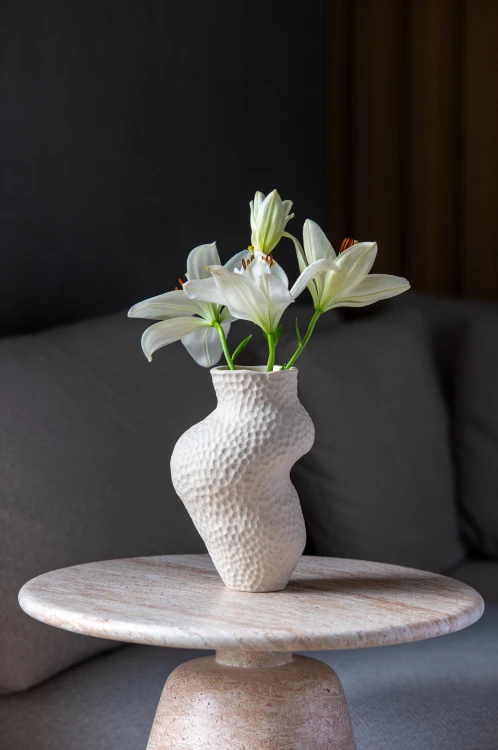 Wazon ceramiczny Soma I ze świeżymi kwiatami
