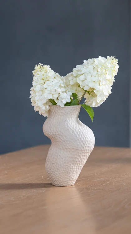 Wazon ceramiczny Soma I z białymi hortensjami