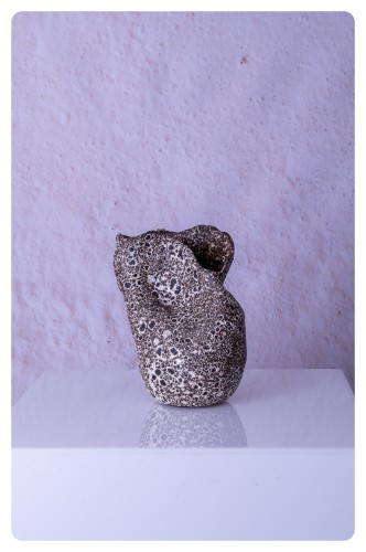 Forma ceramiczna Riff I o asymetrycznej, rzeźbiarskiej bryle
