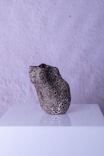 Forma ceramiczna Riff I – widok asymetrycznej bryły z boku