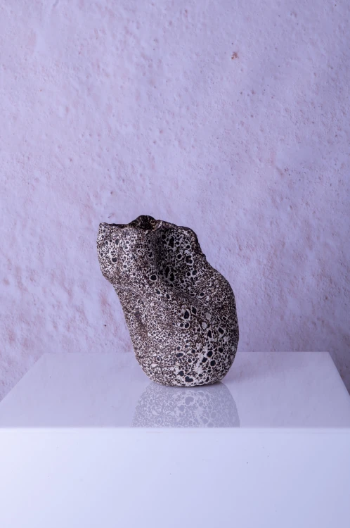 Forma ceramiczna Riff I – widok asymetrycznej bryły z boku