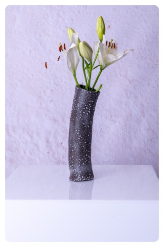 Wazon ceramiczny Vesi I z białymi liliami