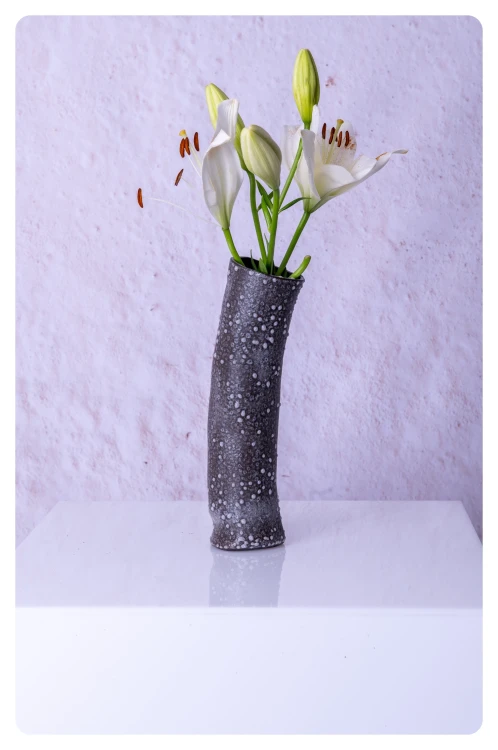 Wazon ceramiczny Vesi I z białymi liliami