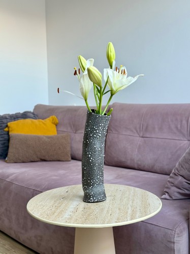 Wazon ceramiczny Vesi I z kwiatami w aranżacji wnętrza