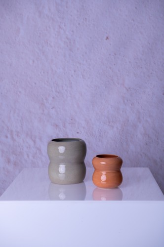 Wazon ceramiczny Lumo III obok mniejszego wazonu z serii Lumo