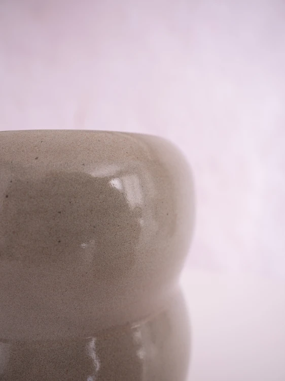 Detal powierzchni wazonu ceramicznego Lumo III