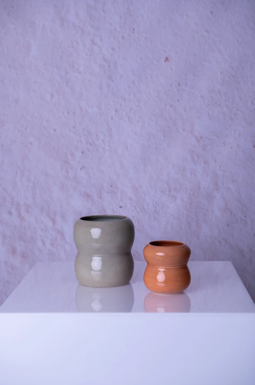 Wazon ceramiczny Lumo III obok mniejszego wazonu z serii Lumo