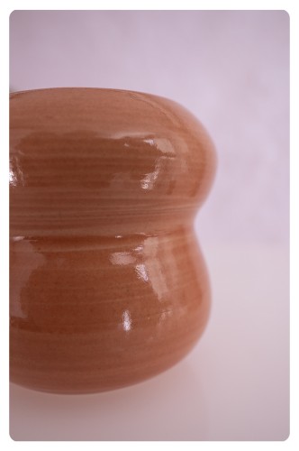 Detal błyszczącej powierzchni wazonu ceramicznego Lumo IV