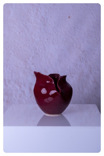 Bordowy wazon ceramiczny Mora II o nieregularnej formie