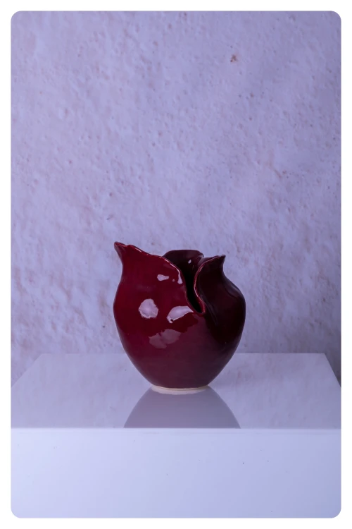 Bordowy wazon ceramiczny Mora II o nieregularnej formie