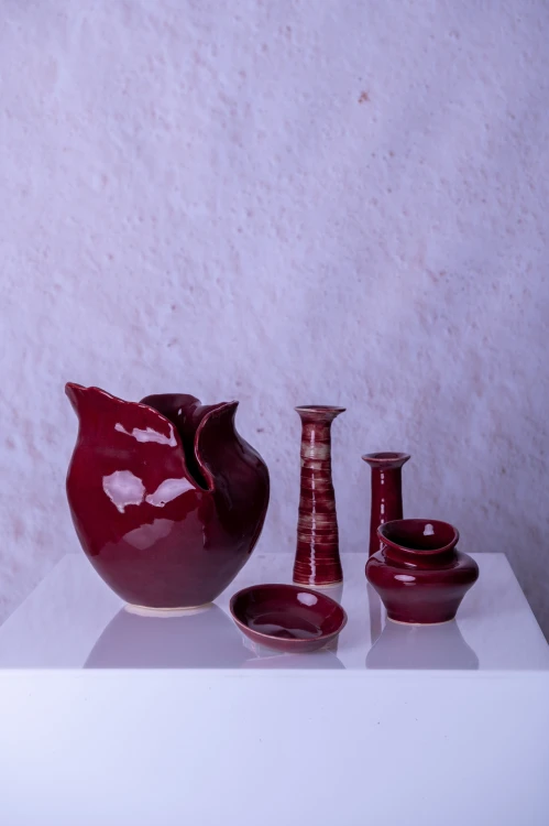 Wazon Mora II w zestawieniu z bordową ceramiką z serii Mora