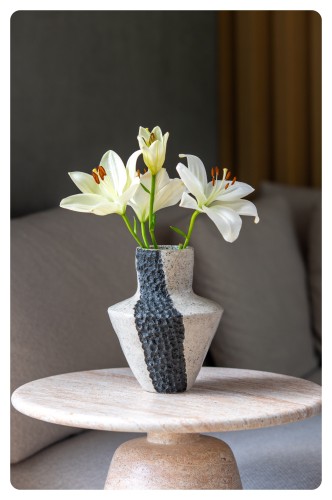 Wazon ceramiczny Core IV z białymi liliami