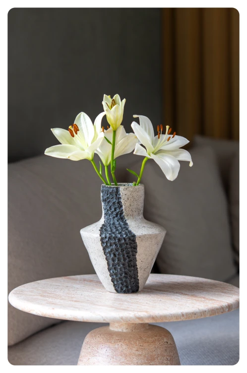 Wazon ceramiczny Core IV z białymi liliami