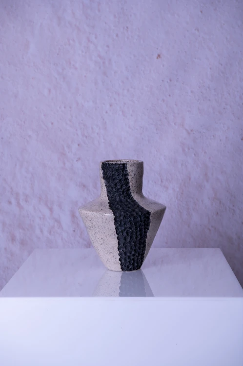 Wazon ceramiczny Core IV z czarnym fakturowanym pasem