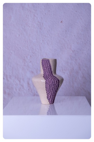 Wazon ceramiczny Core V z fioletowym fakturowanym pasem