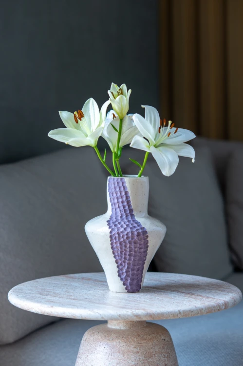 Wazon ceramiczny Core V z białymi liliami we wnętrzu