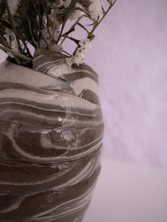 Detal warstwowej powierzchni wazonu ceramicznego Sumi II