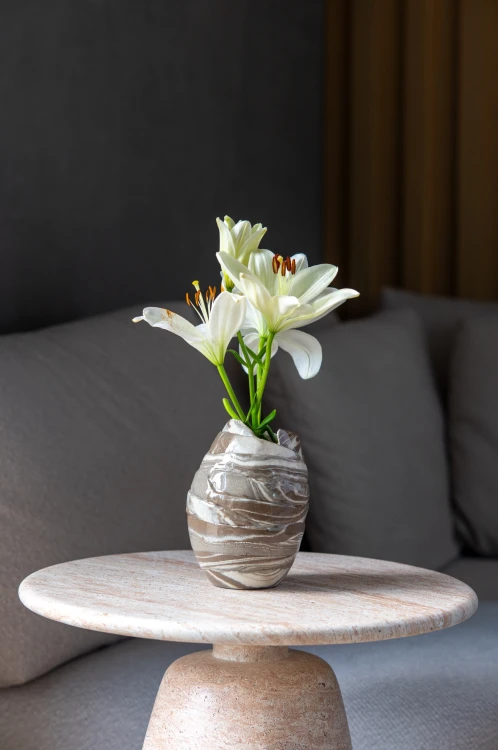 Wazon ceramiczny Sumi II z białymi liliami we wnętrzu