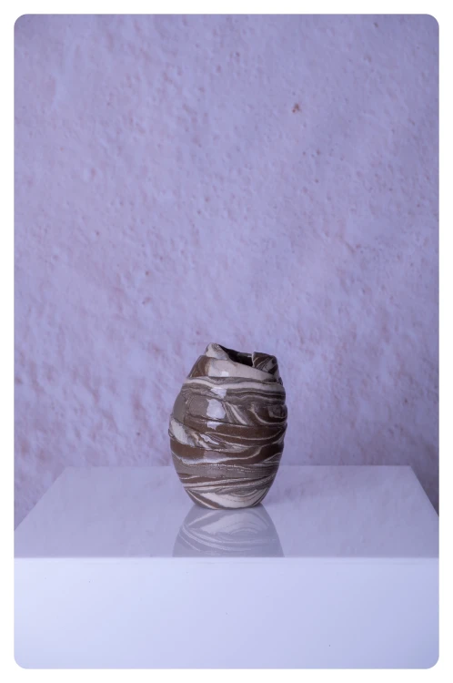 Wazon ceramiczny Sumi II z warstwowym wzorem w odcieniach brązu i beżu
