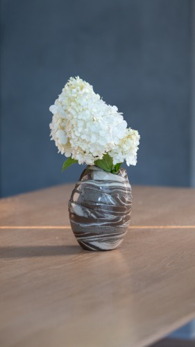 Wazon ceramiczny Sumi II z białą hortensją
