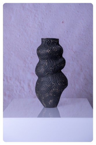 Wazon ceramiczny Soma II o asymetrycznej rzeźbiarskiej formie