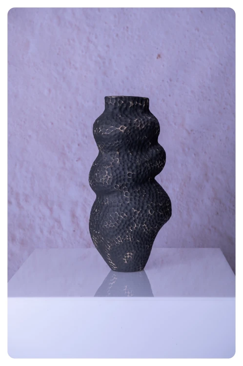 Wazon ceramiczny Soma II o asymetrycznej rzeźbiarskiej formie