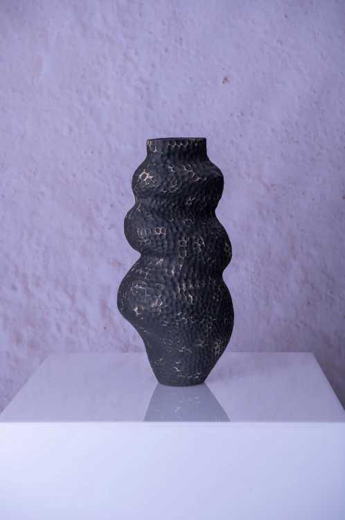 Wazon ceramiczny Soma II – widok asymetrycznej bryły z boku