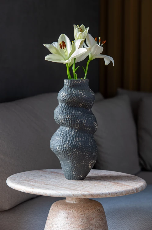 Wazon ceramiczny Soma II z białymi liliami