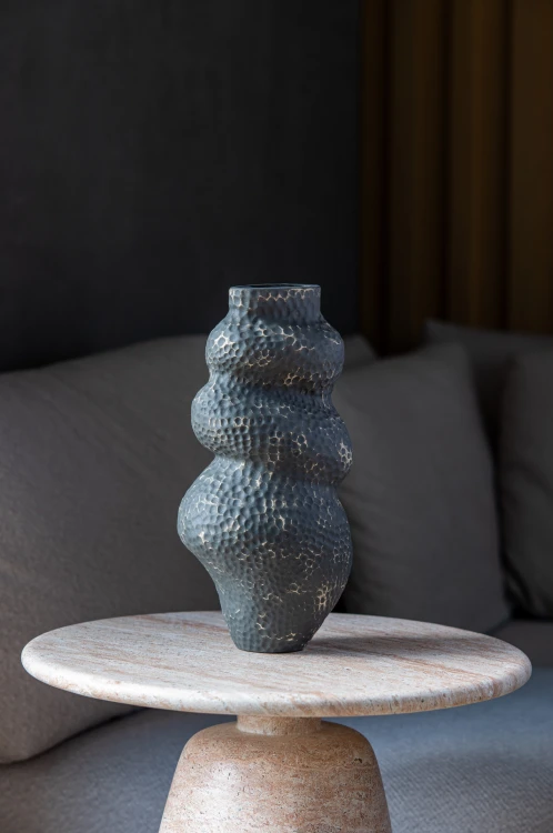 Wazon ceramiczny Soma II jako dekoracja wnętrza